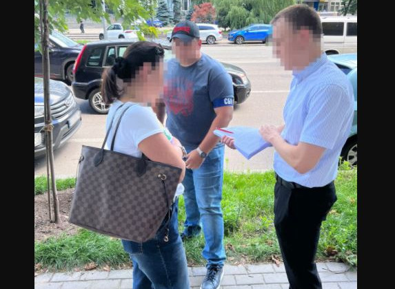 Двох адвокатів та приватного нотаріуса підозрюють у привласненні нерухомості померлих людей на 5,8 млн грн