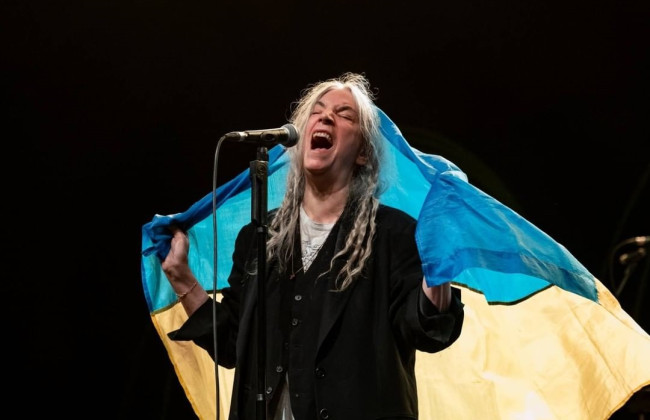 Американская певица Патти Смит развернула флаг Украины на концерте