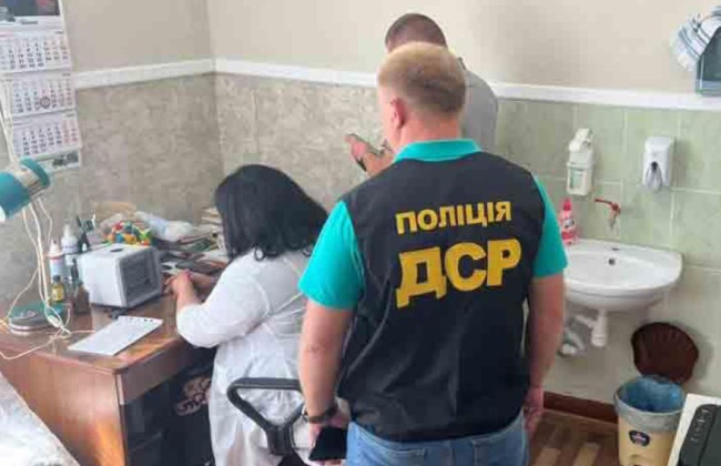 От 500 до 1000 долларов: задержали врача, которая за взятки делала документы для выезда призывников за границу