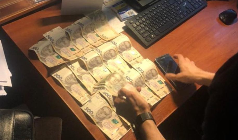 17 000 грн за отмену ареста счетов: государственный исполнитель погорел на взятке, фото
