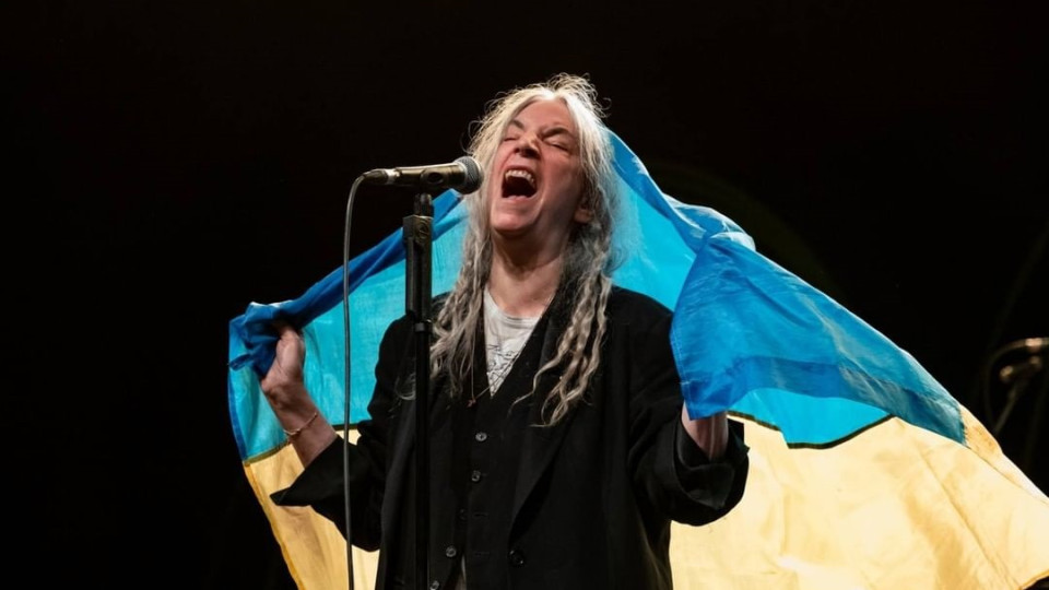 Американская певица Патти Смит развернула флаг Украины на концерте