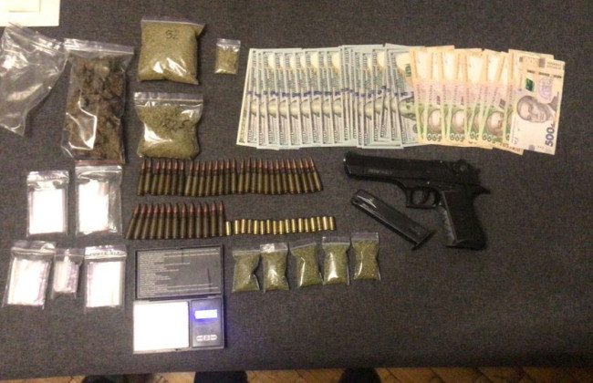 ​​У Києві викрито ділків, які торгували зброєю та наркотиками