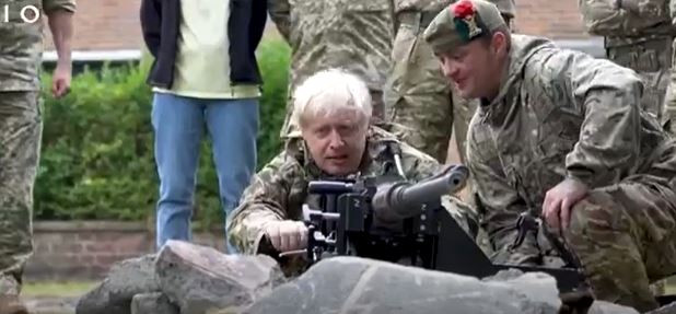 Борис Джонсон посетил украинских военных на полигоне в Британии: видео