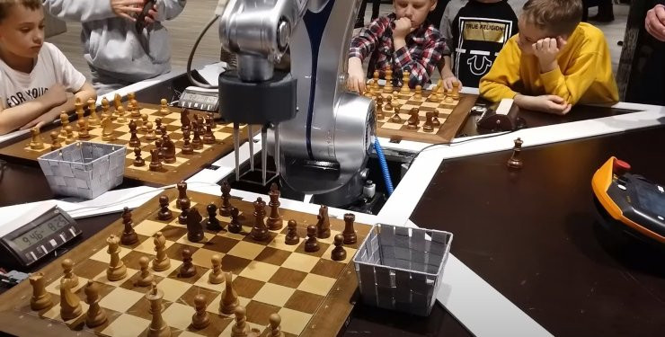 Российский робот сломал ребенку палец во время игры в шахматы, видео