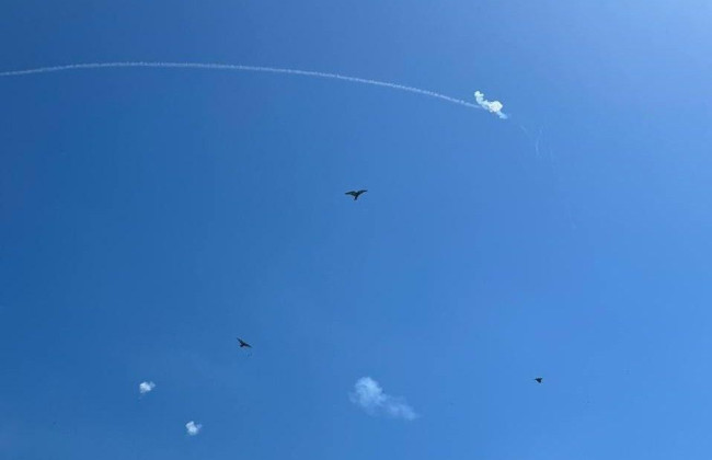 Ракетная атака Одессы: отдыхающие на пляже наблюдали за работой ПВО, видео