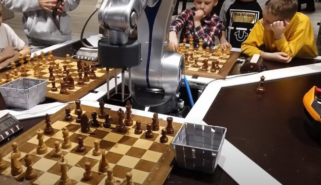Російський робот зламав дитині палець під час гри у шахи, відео