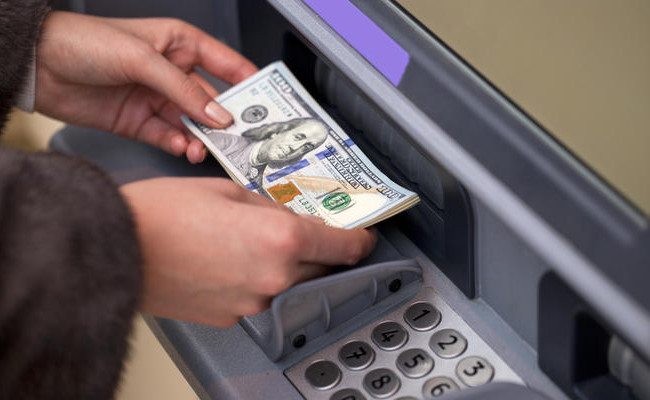 Кабмин утвердил перечень услуг за границей, которые разрешено оплачивать валютой