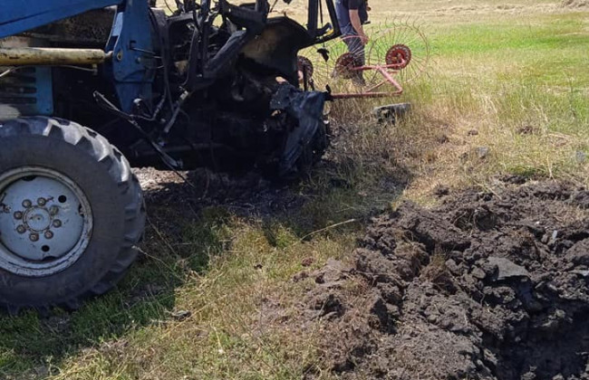 На окраине Харькова в поле подорвался трактор