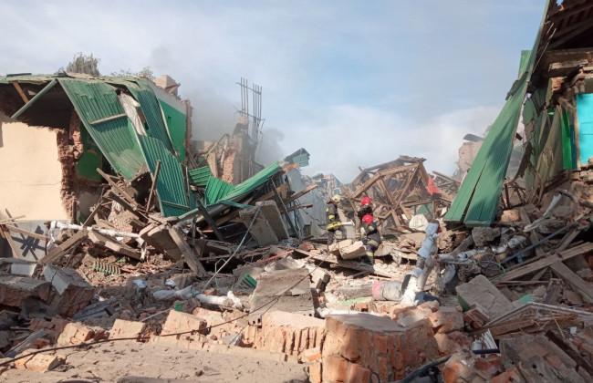 На Харківщині ворог ударив по цивільних об'єктах: в одному з приміщень перебували люди