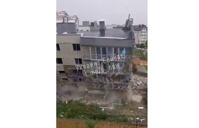 На відео потрапив момент падіння будинку у Бучі, який підлягав демонтажу після бомбардування у березні