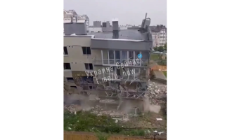 На відео потрапив момент падіння будинку у Бучі, який підлягав демонтажу після бомбардування у березні
