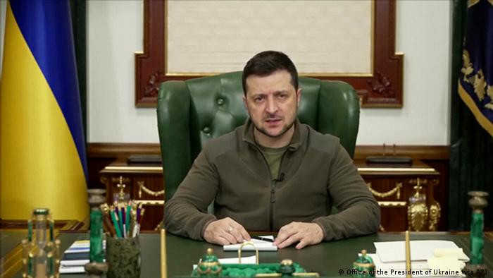 Зеленский поддержал запрет на время войны останавливать действие приказа командира до рассмотрения в суде