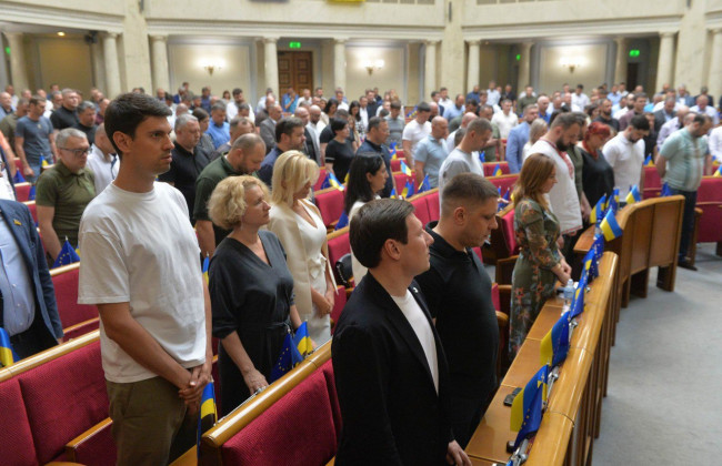 Зеленский рассмотрит петицию об уменьшении зарплат депутатам до минималки