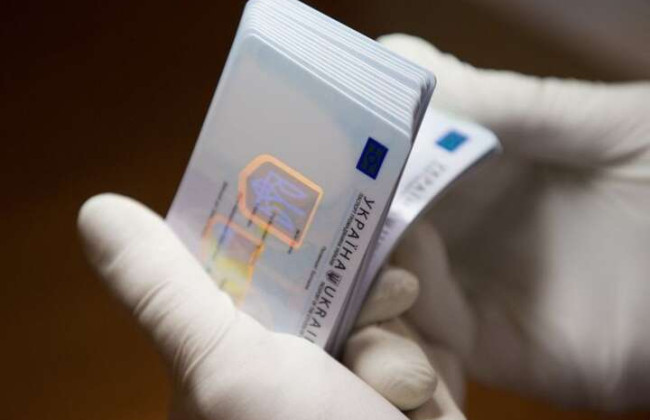 Может ли забрать вместо вас паспорт в Украине другое лицо, если вы выехали за границу: объяснение