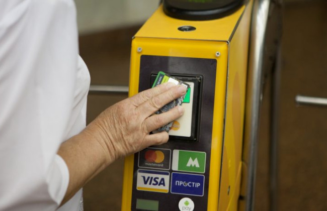 В метро Киева на турникетах не работает сервис оплаты банковскими картами