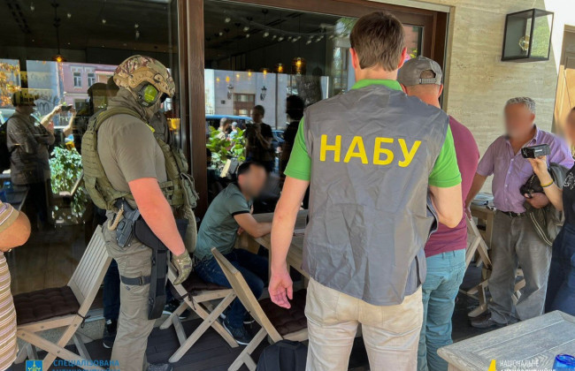 Разоблачили на получении 60 тысяч долларов: ВАКС арестовал оперативного сотрудника СБУ