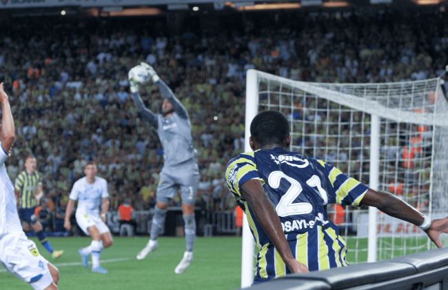 УЄФА розпочав дисциплінарне розслідування через поведінку вболівальників «Фенербахче» на матчі з київським «Динамо»