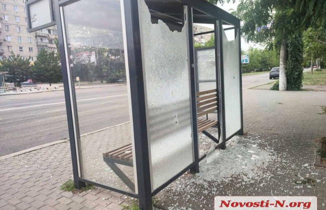 Вражеский снаряд прилетел рядом с остановкой в Николаеве: 5 погибших, фото