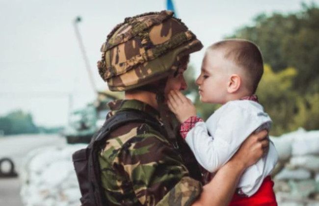 Чоловіки-військовослужбовці також зможуть отримати відпустку для догляду за дитиною