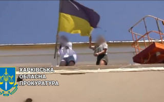 На Харківщині 16-річна дівчина зняла з будівлі прапор України та кинула його на землю