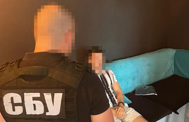 Повний пакет підроблених документів для виїзду за кордон за $3,5 тисячі: СБУ затримала киянина