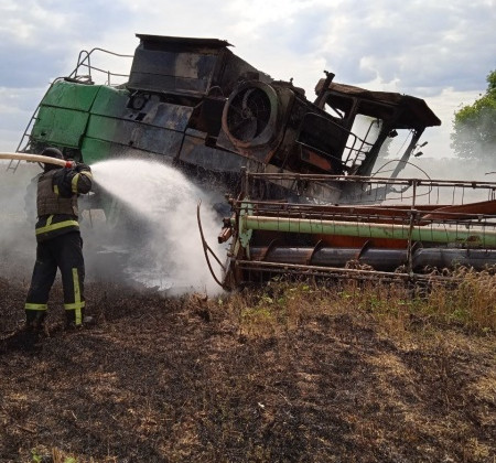 У Харківській області на міні підірвався комбайн, фото