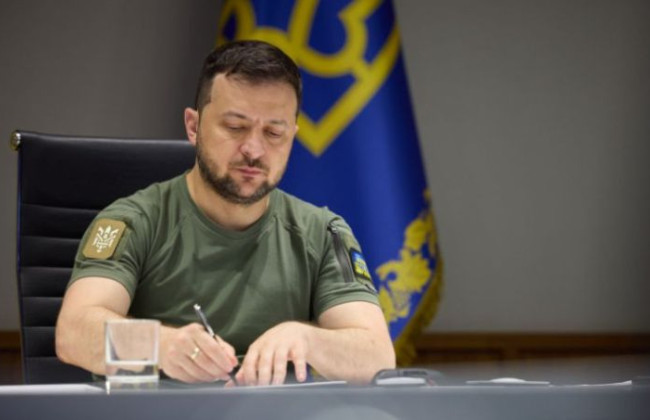 Підвищення зарплат військовим за рахунок скасування надбавок депутатам: Зеленський розгляне петицію