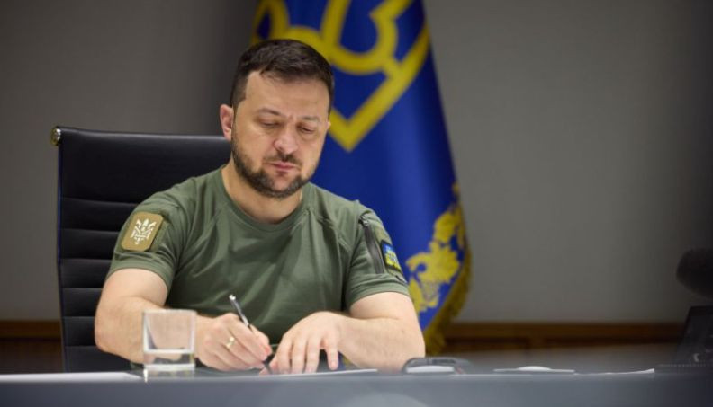 Повышение зарплат военным за счет отмены надбавок депутатам: Зеленский рассмотрит петицию