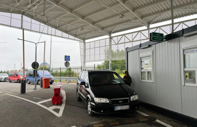 Рух легкових автомобілів через пропускний пункт «Краківець» відновлено