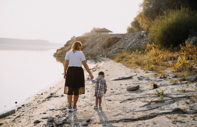 Суд закрив провадження у справі про притягнення матері до відповідальності за ухилення від виконання батьківських обов’язків