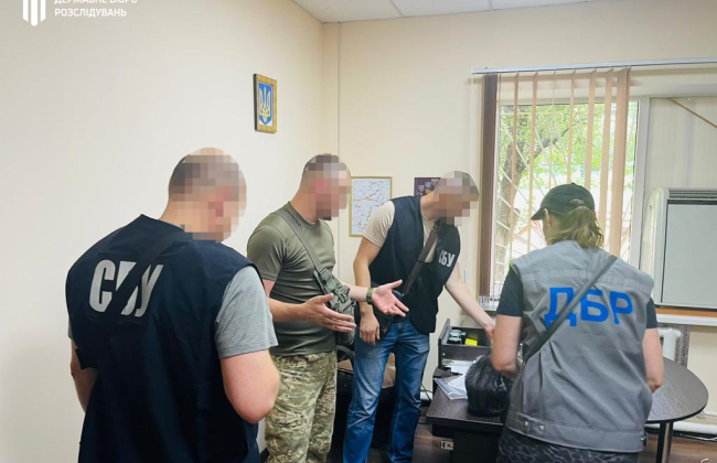 Избежание призыва за взятку: в Полтавской области начальнику одного из районных военкоматов сообщили о подозрении