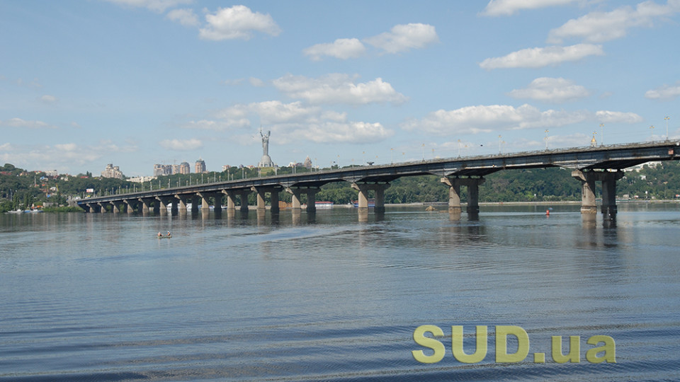 В Киеве с моста Патона полился «Ниагарский водопад»: видео