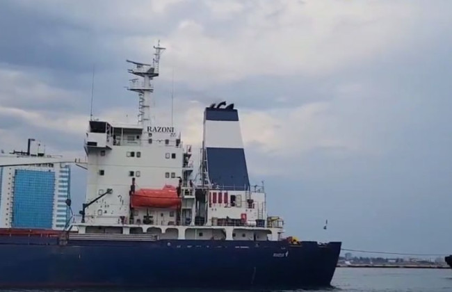 Перше судно із українським продовольством вийшло з порту в Одесі: з’явилось відео