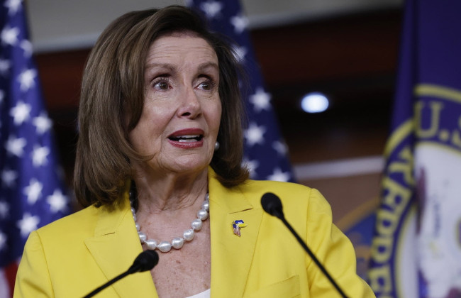 Самолет с Нэнси Пелоси на борту повернул в сторону Тайваня