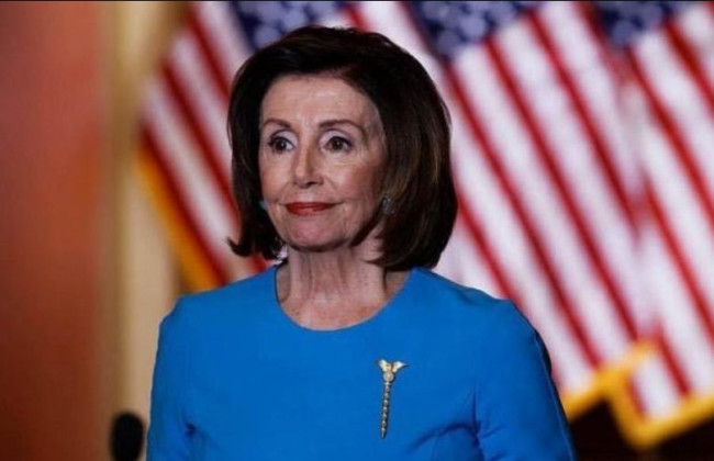 Самолет Пелоси приближается к побережью Индонезии