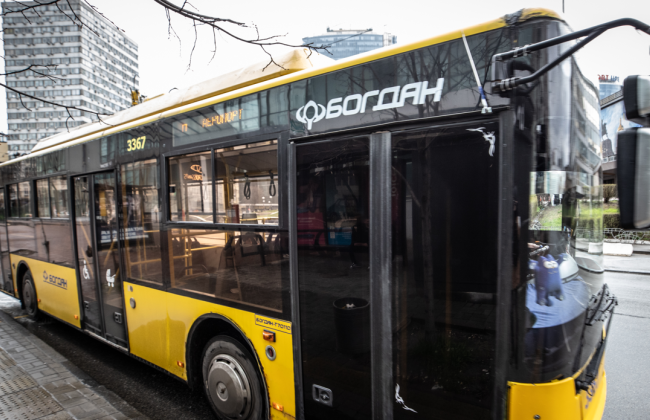 У Києві наземний громадський транспорт зупинятиметься на час повітряної тривоги