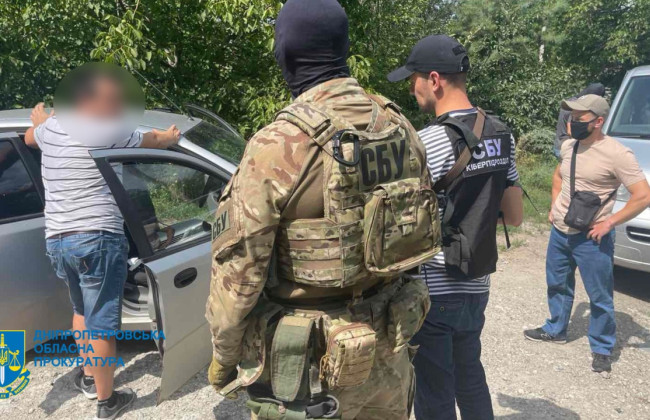 Организовал схему выезда мужчин за границу по«липовым» справкам: в Днепре разоблачили злоумышленника
