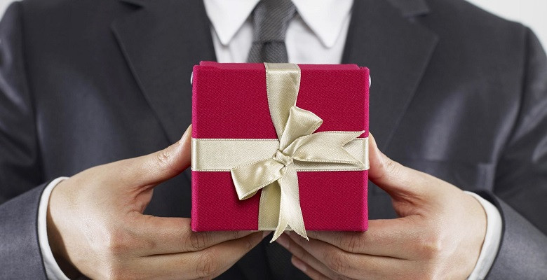 Зеленский подписал закон, которым отменяются ограничения на получение чиновниками подарков: есть условия
