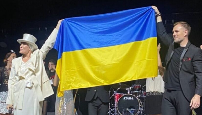 Лайма Вайкуле на концерте в Литве вышла на сцену с флагом Украины, видео