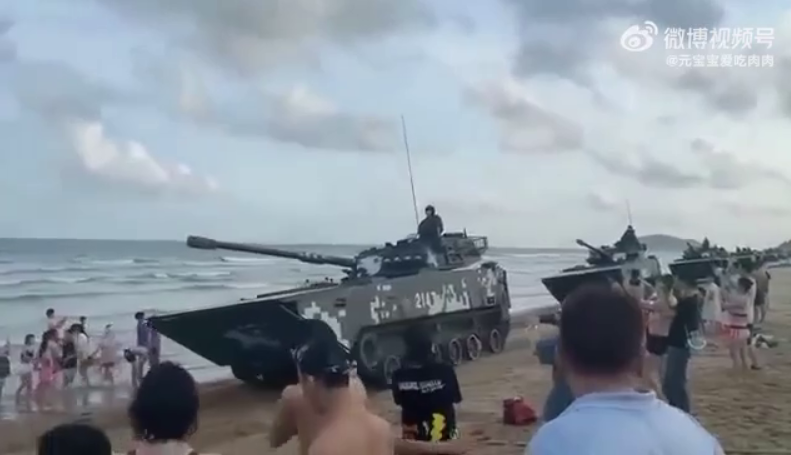 На одном из пляжей Китая заметили танки, видео