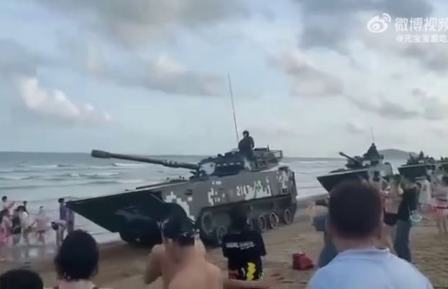 На одном из пляжей Китая заметили танки, видео