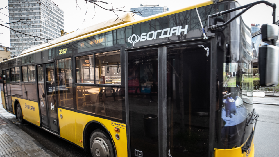 В Киеве наземный общественный транспорт будет останавливаться на время воздушной тревоги