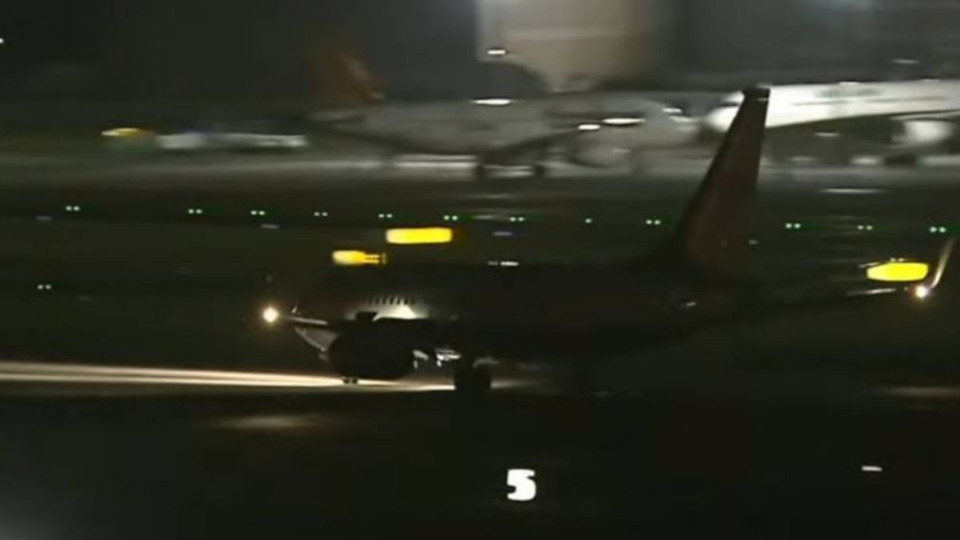 Самолет Нэнси Пелоси приземлился в аэропорту Тайваня, видео