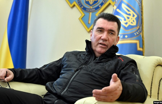 Нема чого ховатися за жіночою спідницею: в РНБО різко звернулися до чоловіків, які їдуть за кордон під час війни