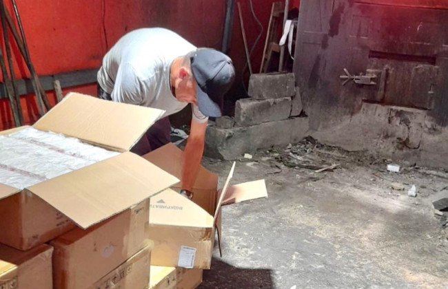 Киевская таможня уничтожила 2,5 тысячи единиц контрафактной техники Apple, видео