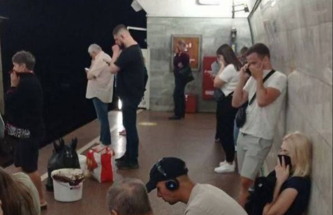 Люди задыхались и кашляли: в Киеве на станции «Льва Толстого» распылили неизвестное вещество