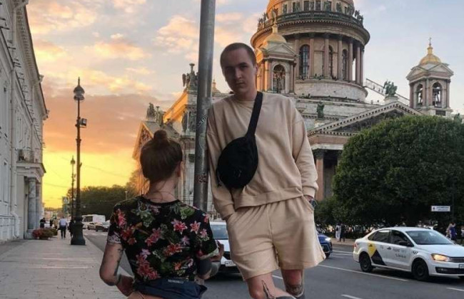 Суд у РФ ухвалив знищити iPhone, на який дівчина сфотографувалася у трусах на фоні собору