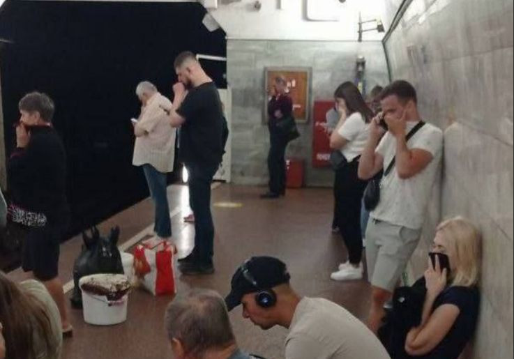 Люди задыхались и кашляли: в Киеве на станции «Льва Толстого» распылили неизвестное вещество