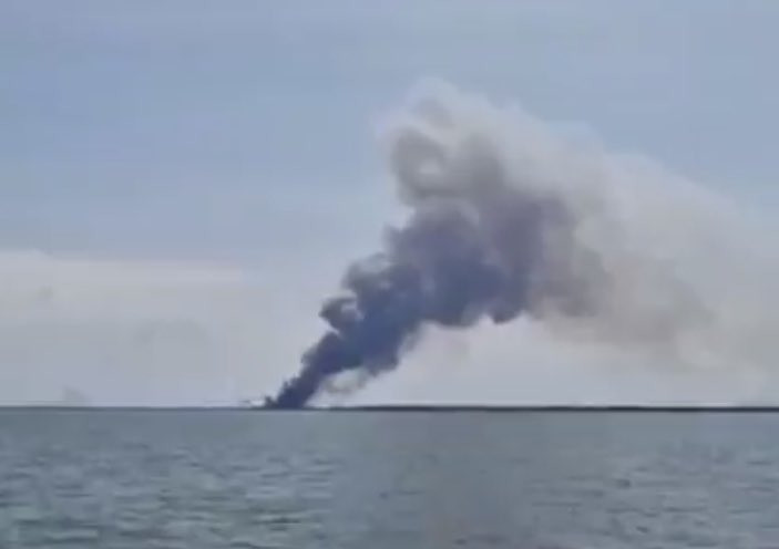 Возле Севастополя внезапно начал дымить российский корабль: фото