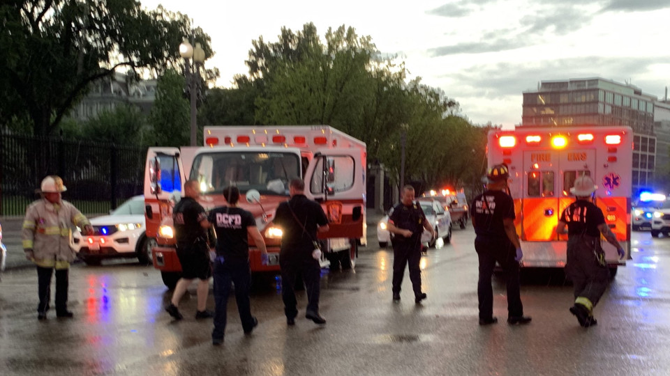 Возле Белого дома ударила молния: четыре человека в критическом состоянии, видео